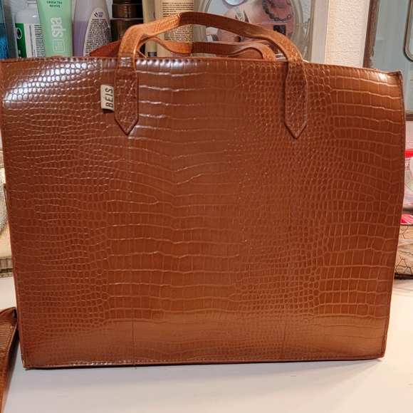 BEIS Handbags - Travel in style with this beautiful travel bag by Beis!